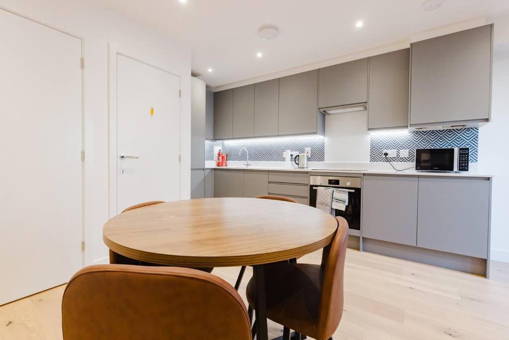4-Level Luxury 2 Bedroom House Sleeps 6, Rooftop, Harry P & Free Parking Γουάτφορντ Εξωτερικό φωτογραφία