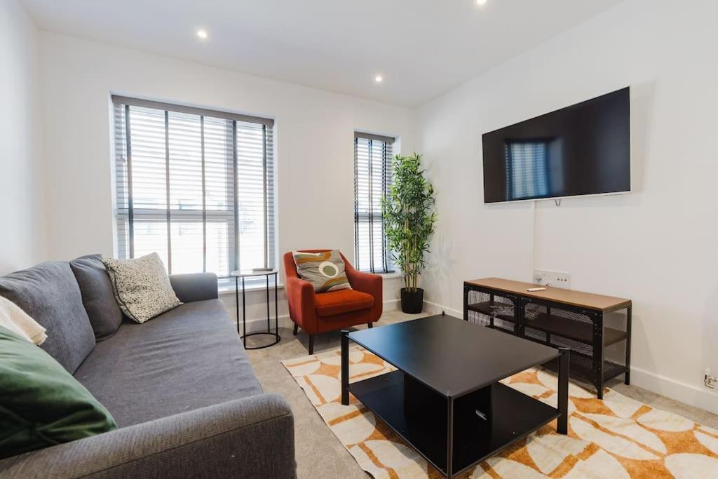 4-Level Luxury 2 Bedroom House Sleeps 6, Rooftop, Harry P & Free Parking Γουάτφορντ Εξωτερικό φωτογραφία