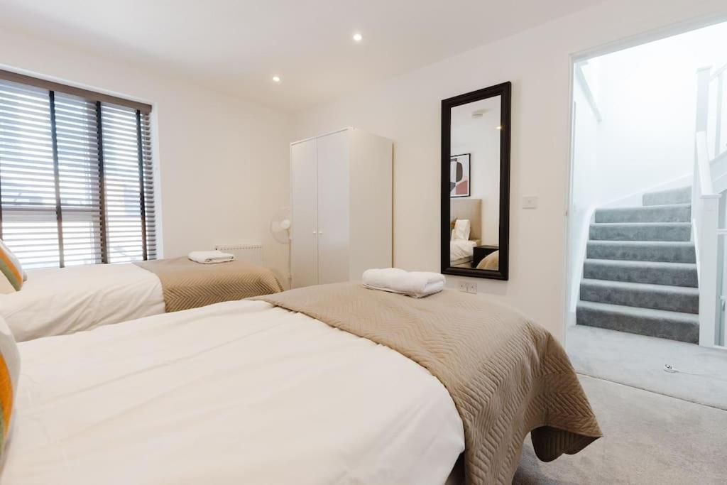 4-Level Luxury 2 Bedroom House Sleeps 6, Rooftop, Harry P & Free Parking Γουάτφορντ Εξωτερικό φωτογραφία