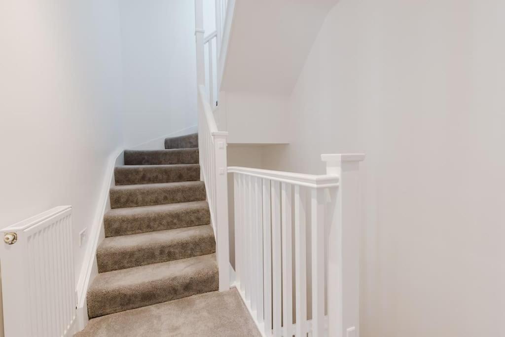 4-Level Luxury 2 Bedroom House Sleeps 6, Rooftop, Harry P & Free Parking Γουάτφορντ Εξωτερικό φωτογραφία