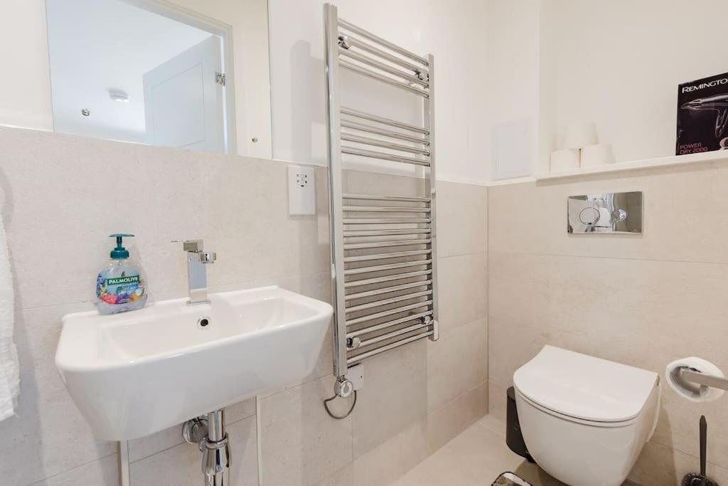 4-Level Luxury 2 Bedroom House Sleeps 6, Rooftop, Harry P & Free Parking Γουάτφορντ Εξωτερικό φωτογραφία