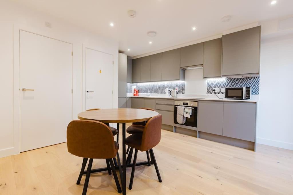 4-Level Luxury 2 Bedroom House Sleeps 6, Rooftop, Harry P & Free Parking Γουάτφορντ Εξωτερικό φωτογραφία